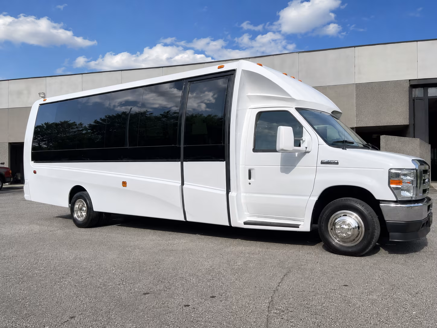 woodbury bus rentals for corporate retreats and team outings